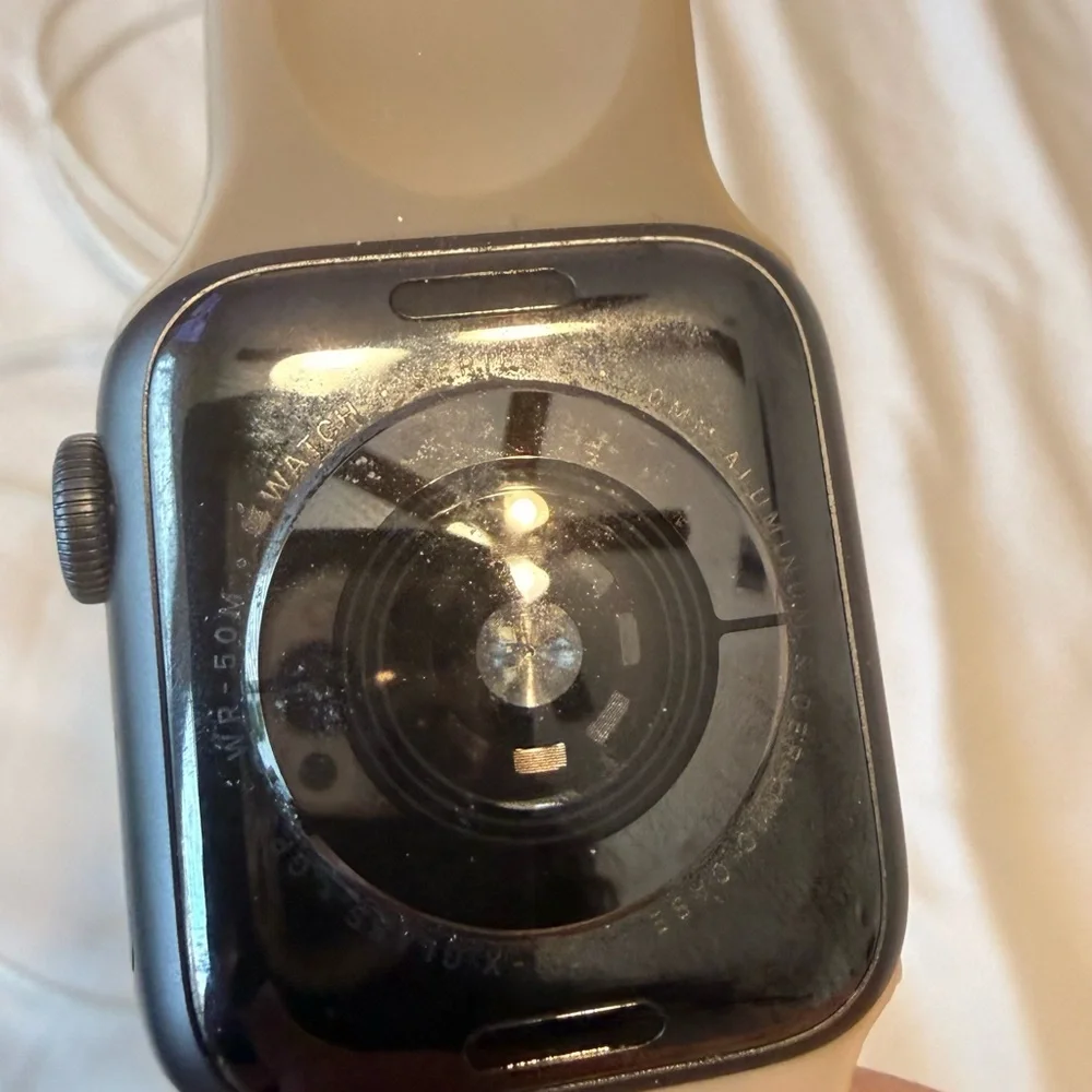 Apple Watch Series 5 40mm Aluminum – Excellent Condition + 2 Chargers